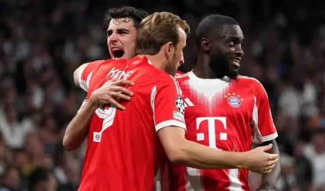 拜仁球员进球后集体庆祝场景