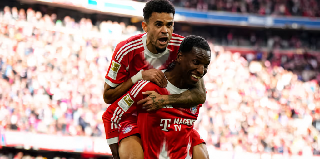 拜仁球员庆祝进球激情相拥瞬间