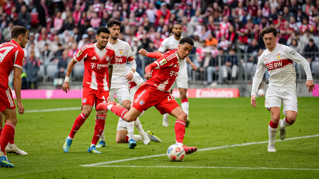 拜仁前场球员禁区内完成起脚射门