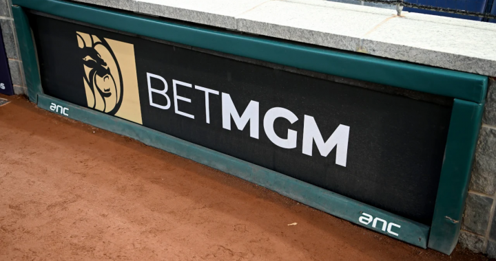 BetMGM品牌广告牌出现在场边区域