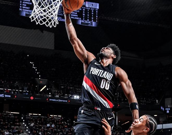 开拓者亨德森篮下强攻得分瞬间