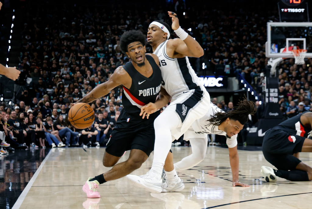 开拓者亨德森突破马刺防守