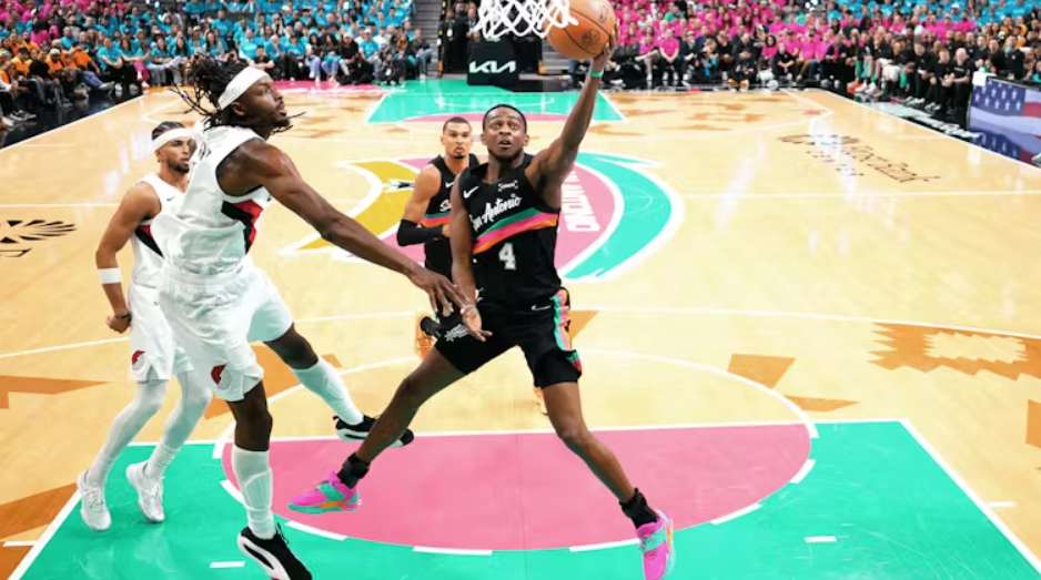 福克斯突破开拓者防线完成上篮