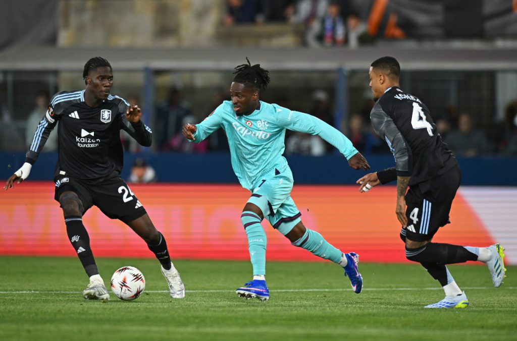 博洛尼亚球员带球突破维拉两名防守球员