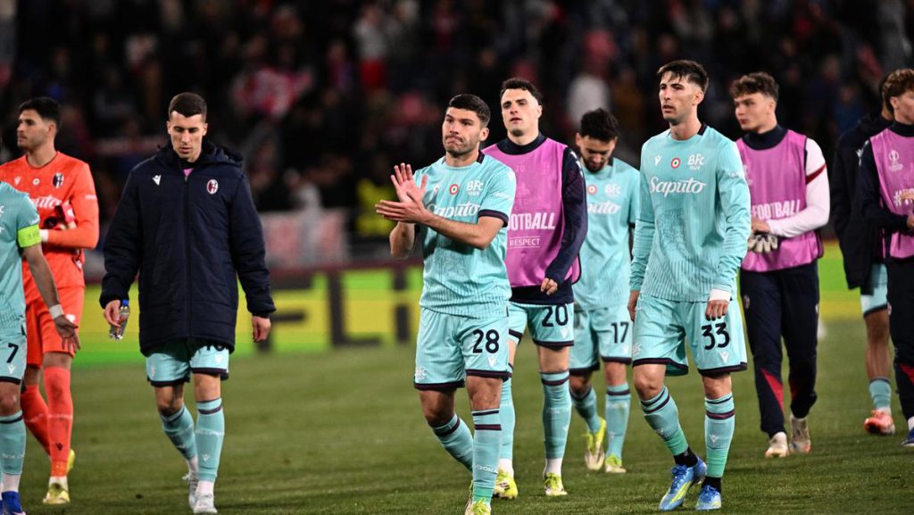 博洛尼亚球员赛后退场向客场球迷致意