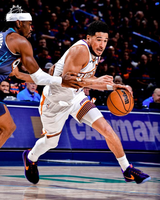 布克持球突破雷霆侧翼防守