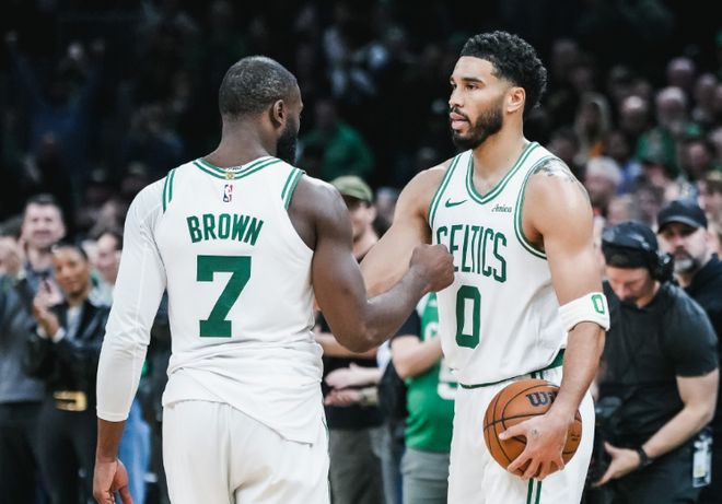 布朗与塔图姆击掌庆祝季后赛胜利