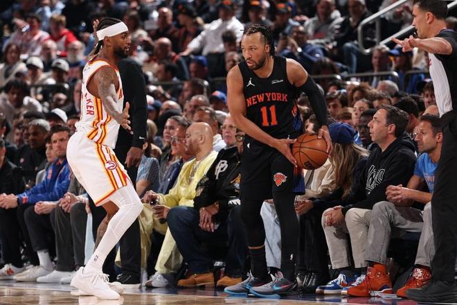 布伦森持球面对老鹰贴身防守