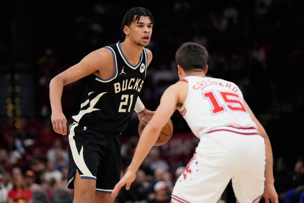 雄鹿球员指挥进攻战术比赛画面