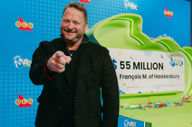 加拿大彩票5500万加元得主现场微笑领奖