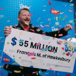 加拿大彩票大奖得主举起巨额支票庆祝