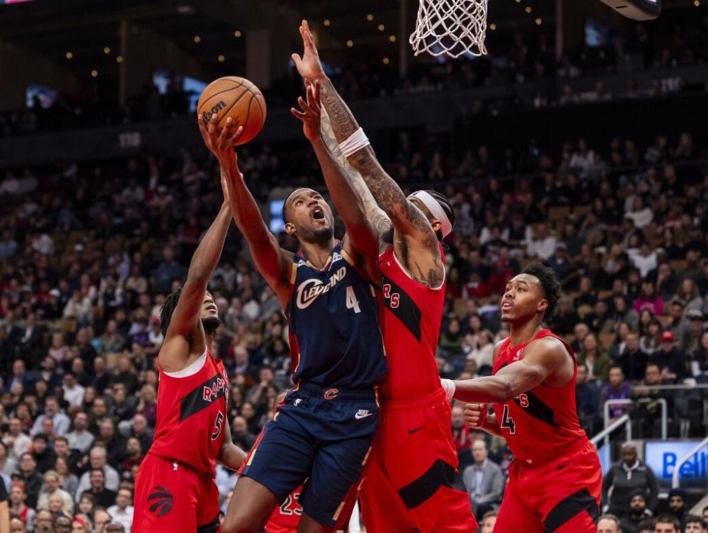 骑士球员内线强攻猛龙