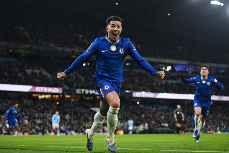 切尔西球员庆祝进球比赛画面