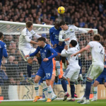 切尔西与利兹联禁区争顶画面