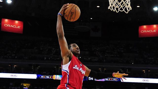 比赛中保罗起跳单手扣篮瞬间画面