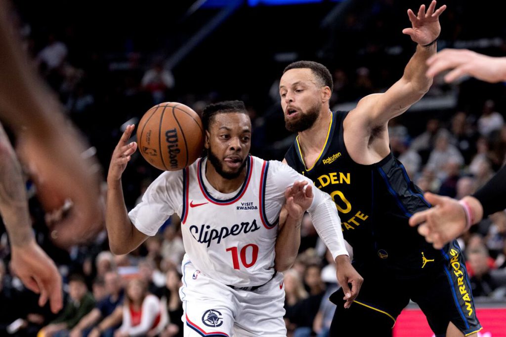 快船后卫持球突破库里防守