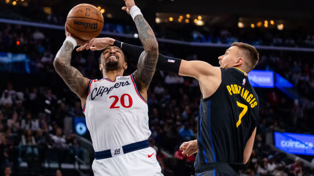 快船球员篮下出手对抗勇士封堵