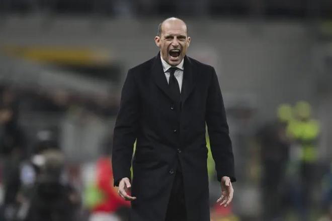 主教练场边指挥比赛情绪变化画面