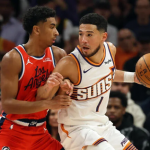 布克持球推进对抗开拓者防守画面