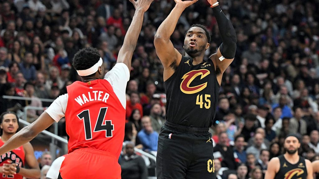 米切尔面对猛龙投篮