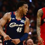 米切尔首战激情庆祝