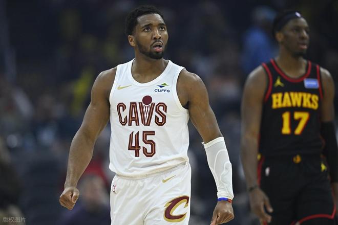 米切尔骑士比赛中得分庆祝画面