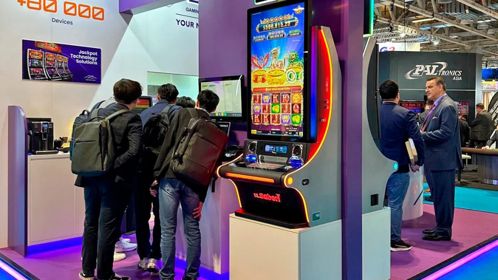 参展者在DRGT展位体验老虎机与系统演示