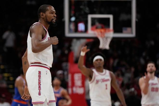 火箭杜兰特对战尼克斯场上庆祝