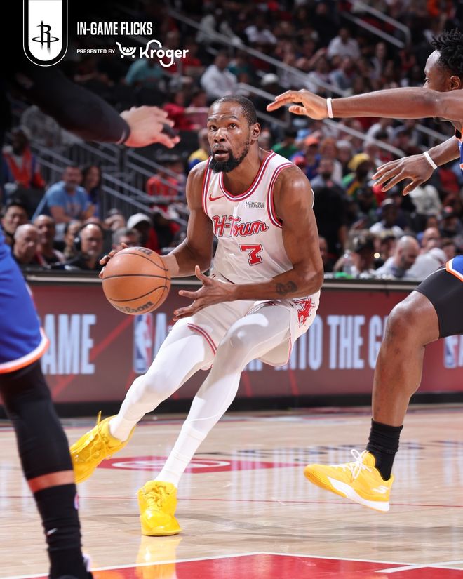 杜兰特带球突破火箭对阵尼克斯比赛画面