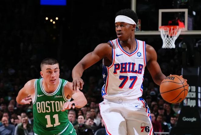 埃奇库姆持球推进面对凯尔特人防守