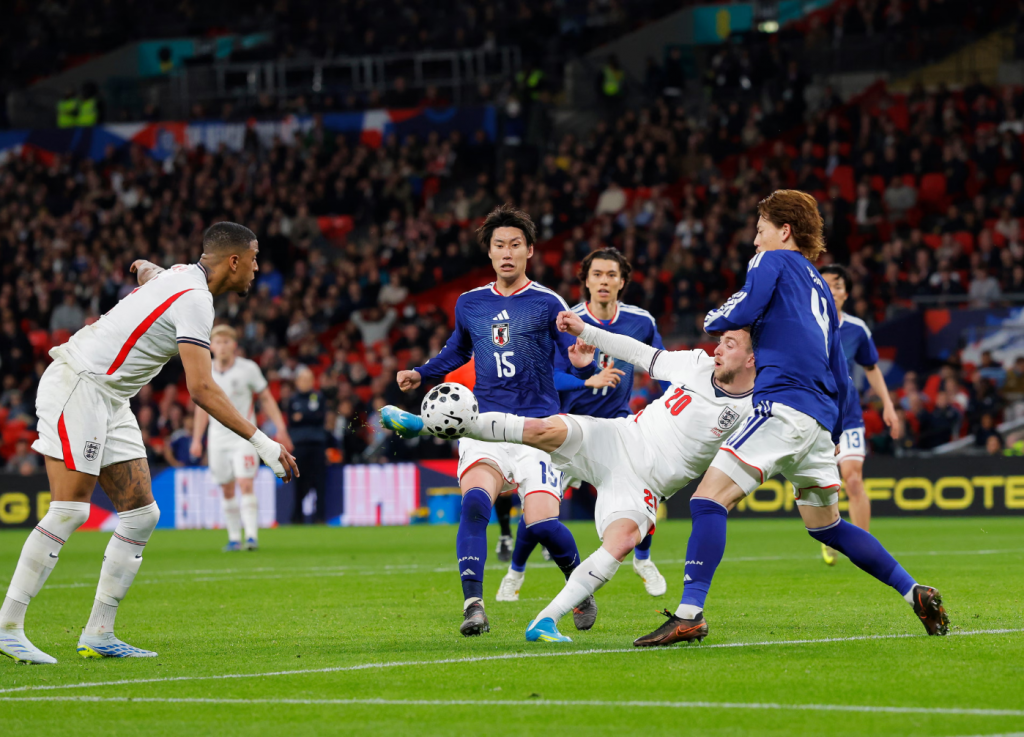 英格兰队比赛末段控球无果反映进攻乏力场景