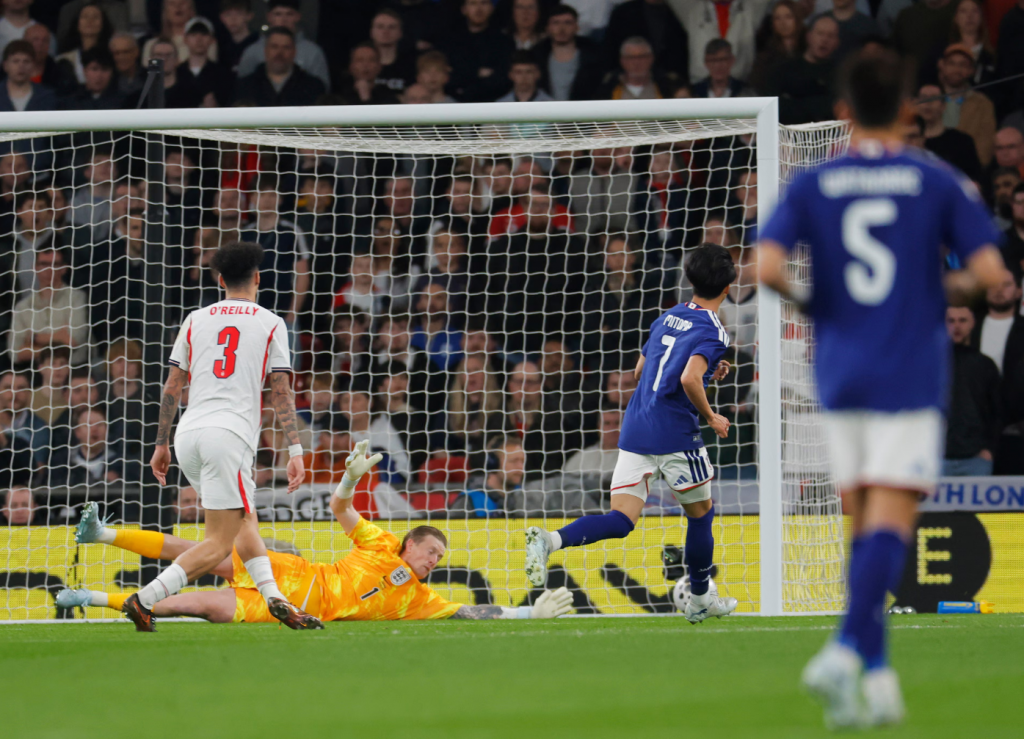 英格兰球员在温布利比赛中失利后的场上状态特写