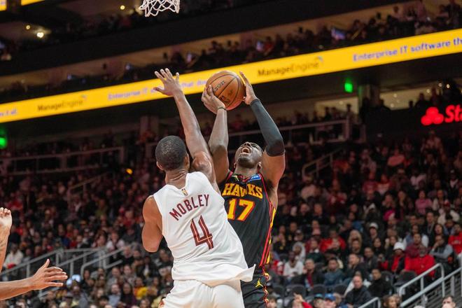 莫布里封盖并争抢篮板比赛瞬间