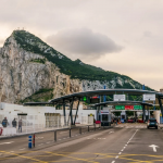 直布罗陀边境口岸与岩石地标展示预测市场政策背景