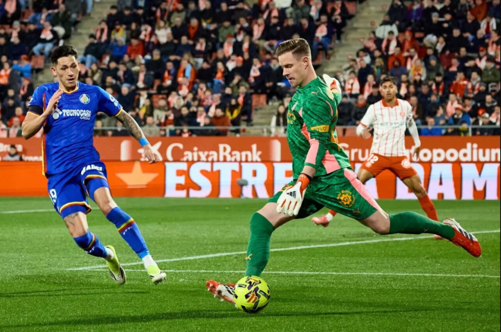 赫罗纳门将出击封堵单刀比赛画面