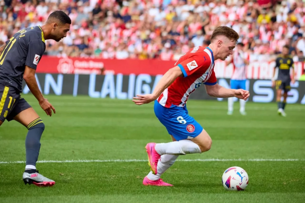 赫罗纳球员边路带球推进比赛画面