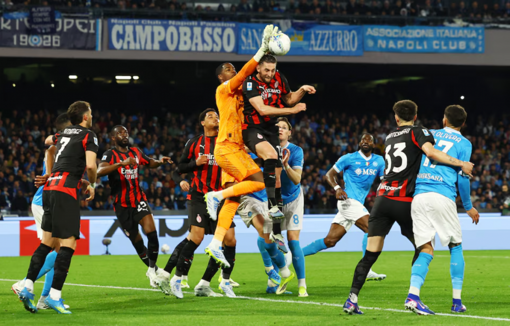 门将出击争顶禁区高空球对抗场景