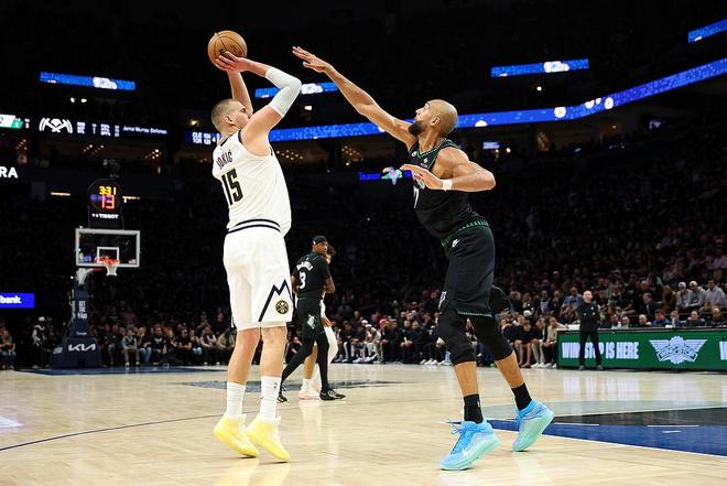 戈贝尔篮下干扰约基奇进攻