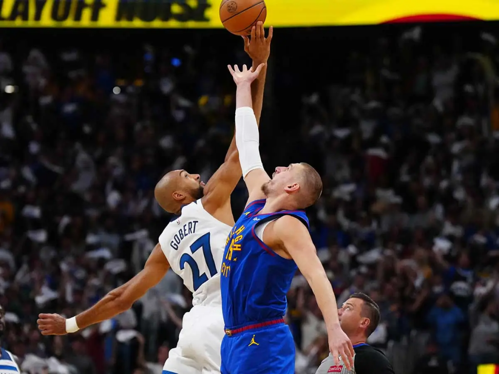 戈贝尔与约基奇争抢开场跳球