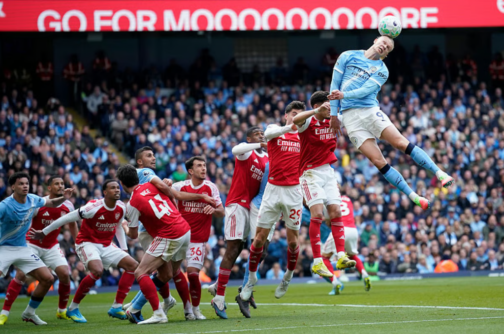 哈兰德禁区内高高跃起头球攻门画面