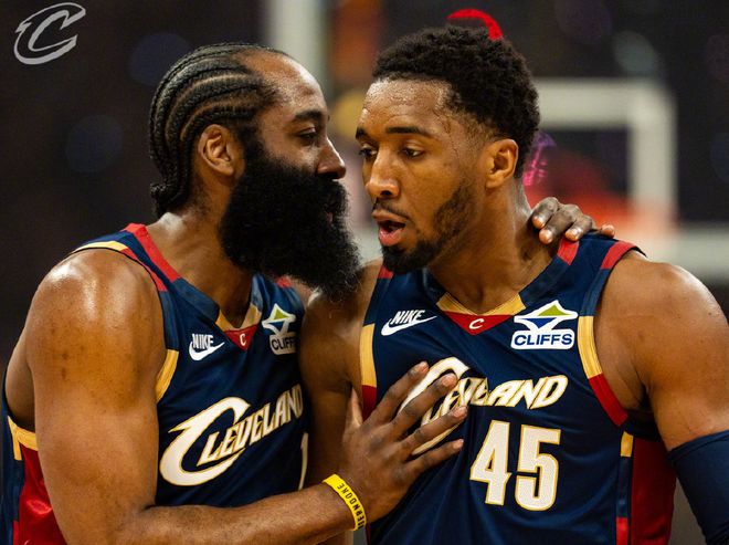 哈登与米切尔在场上交流庆祝