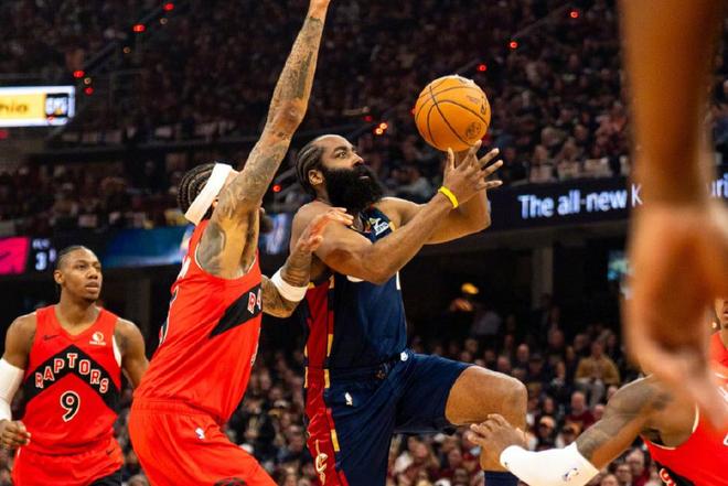 哈登突破猛龙防守上篮得分瞬间