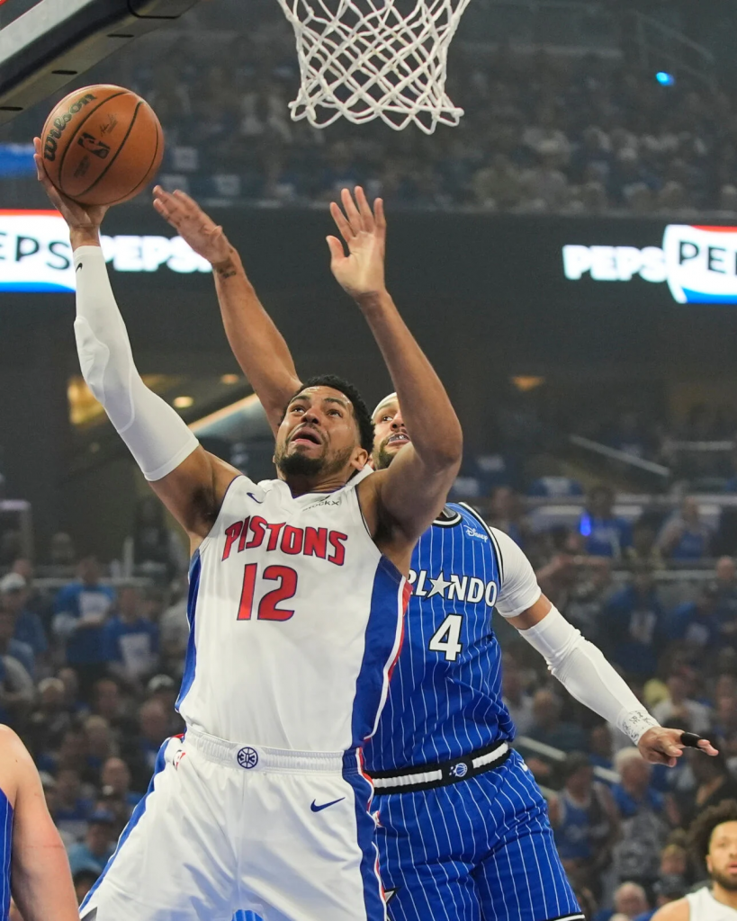 哈里斯篮下强攻魔术防线