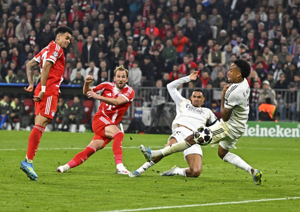 凯恩带球突破皇马防守画面