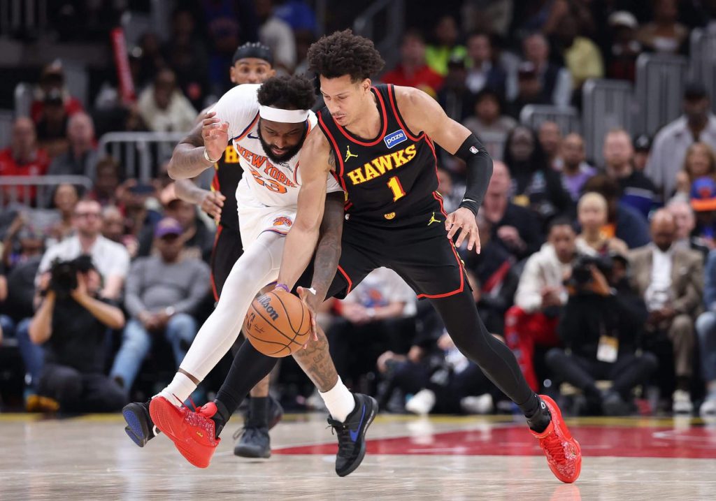 老鹰球员前场拼抢球权