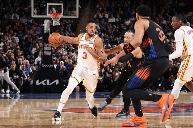 老鹰麦科勒姆突破尼克斯防线推进进攻