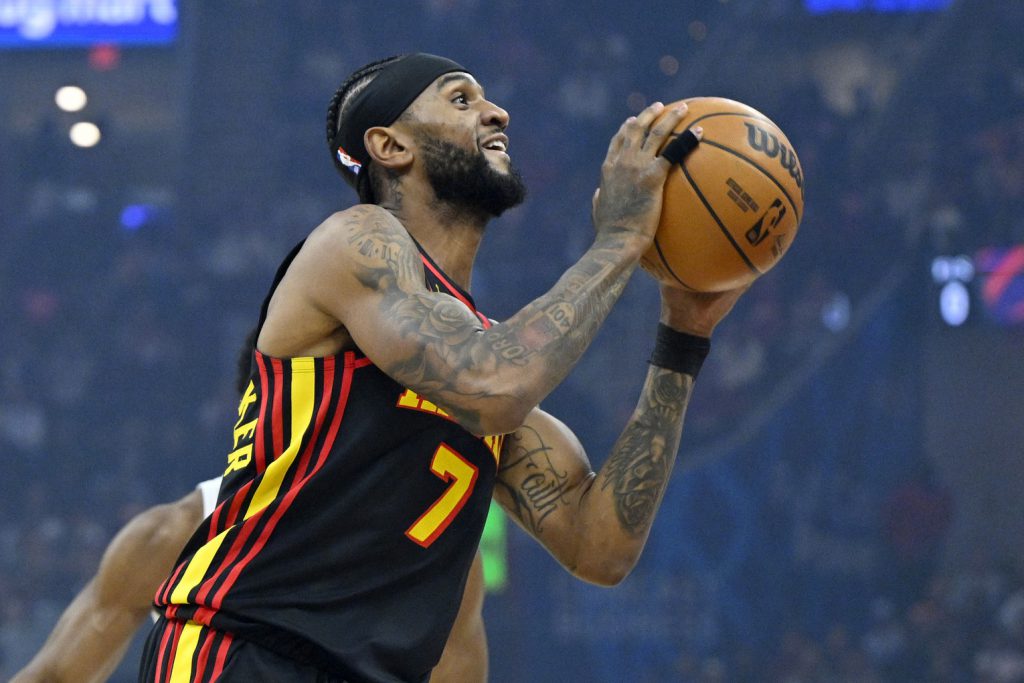 老鹰后卫快速上篮得分