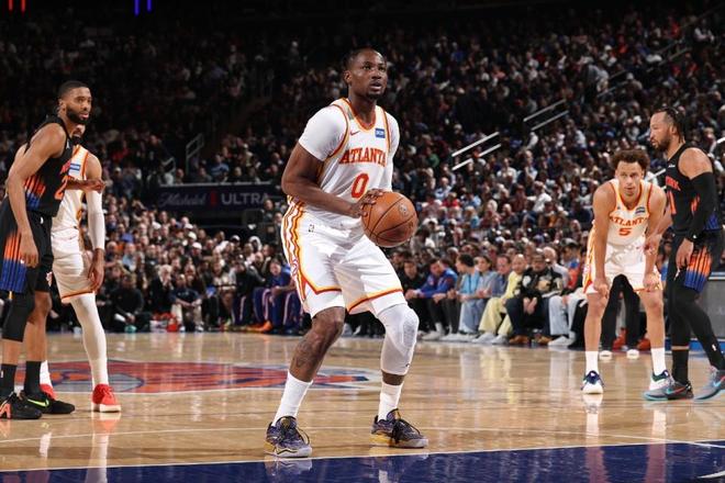 老鹰库明加站上罚球线准备出手