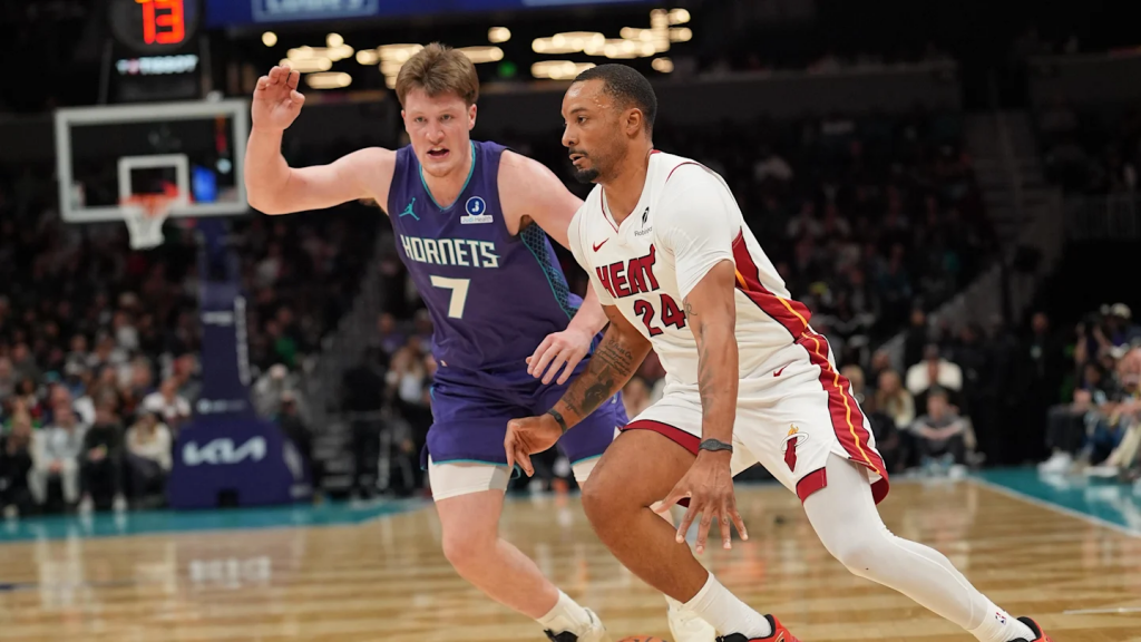 热火球员持球进攻黄蜂防守瞬间