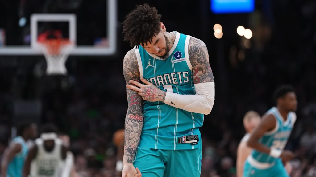 黄蜂球员比赛中低头调整状态